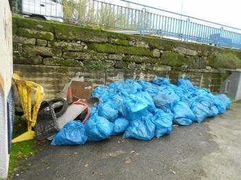 La basura recogida en el río, ya acumulada en bolsas de plástico. (Foto: M. ÁNGEL)