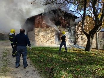 Incendio en una construcción, en el recinto del monasterio de Xagoaza.