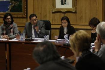 El alcalde de Xinzo, Antonio Pérez -segundo por la izquierda-, contesta a un concejal de la oposición. (Foto: XESÚS FARIÑAS)