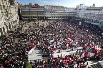 Aspecto que ofrecía la coruñesa Plaza de María Pita durante la manifestación. (Foto: OSCAR CORRAL)