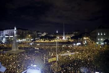 Numerosos manifestantes al término de la marcha central de Madrid, en la plaza de Colón. (Foto: JUANJO MARTÍN)