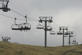 Los remontes de la estación de montaña de Manzaneda, que ya están a punto para la temporada de deportes de invierno. (Foto: XESÚS FARIÑAS)