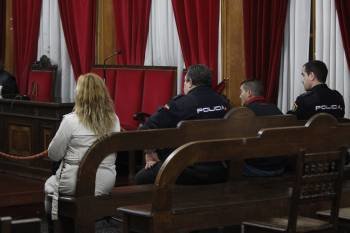 Los dos acusados, que eran pareja en el año 2009, ayer en el juicio en la Audiencia de Ourense. (Foto: X. FARIÑAS)