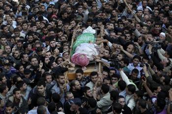 El cadáver de Ahmed Jabari, transportado en volandas durante un multitudinario funeral. (Foto: ALI ALI)
