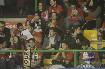 Varios Siareiros Cobistas durante el partido contra el Huesca (Foto: Miguel Ángel)