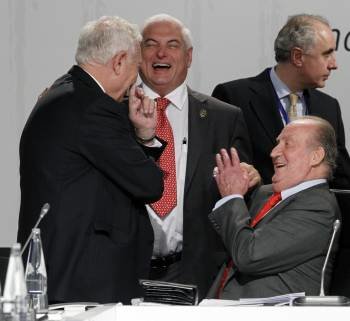 El ministro García-Margallo, el presidente de Panamá, Matinelli, y el rey Juan Carlos, muy sonrientes. (Foto: J.J. GUILLÉN)