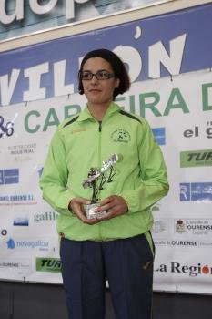 Sonia Teijeiro posa con el trofeo de mejor ourensana en la Carrera Pedestre do San Martiño.