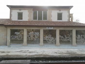 Pintadas realizadas en la estación de tren de Santa Cruz de Arrabaldo.