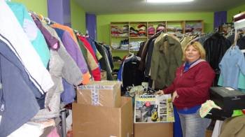 Rosa Rodríguez enseña parte de la ropa ya preparada para entregar a personas sin recursos.  (Foto: A.R.)