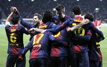 Los jugadores del Barcelona celebran el 0-1 marcado por su compañero Dani Alves durante el partido de la Liga de Campeones (Foto: EFE)