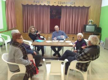 El alcalde, Agustín Fernández, y la edil María Devesa trataron el tema con la Asociación de Vecinos de Covadonga.