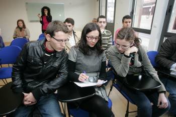 Tres jóvenes de Eslovaquia tomando notas durante el acto inaugural del Foro Juvenil transfronterizo. (Foto: MARCOS ATRIO)