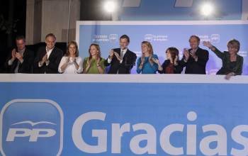 Rajoy, acompañado por la plana mayor del PP, celebrando la victoria electoral de 2011. (Foto: ARCHIVO)