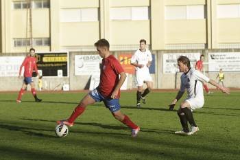 Un jugador del Barco controla el balón ante la presencia de un rival del Estradense. (Foto: MIGUEL ÁNGEL)