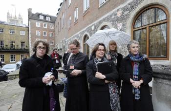 Un grupo de pastoras anglicanas aguarda en la puerta de la sede del Sínodo, en Londres.  (Foto: FACUNDO ARRIZABALAGA)