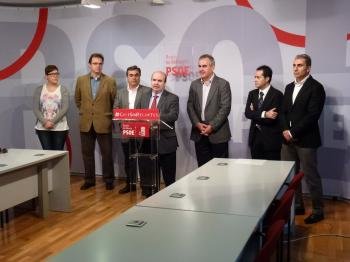  El secretario federal de Ciudad y Política Municipal del PSOE, Gaspar Zarrías, acompañado del secretario general del PSRM y alcaldes socialistas 