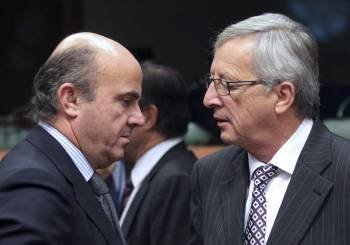 El ministro de Economía, Luis de Guindos, con el vicepresidente del Eurogrupo, Juan-Claude Juncker. (Foto: O. HOSLET)