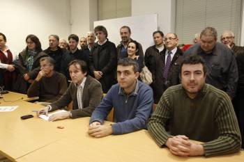 Los profesores Romaní, Cerdeiriña, Troncoso y Salgado, junto a representantes sociales. (Foto: XESÚS FARIÑAS)