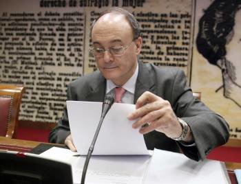 Luis María Linde, gobernador del Banco de España, durante su comparecencia en el Senado. (Foto: PACO CAMPOS)