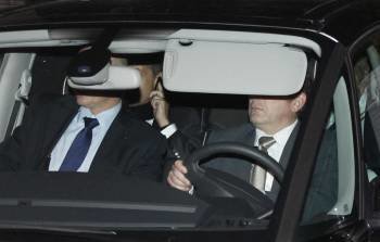 Sarkozy (detrás, a la izquierda), abandonando la sede judicial. (Foto: G. HORCAJUELO)