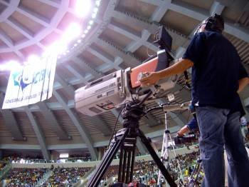 Un cámara de televisión, durante la retransmisión de un partido. (Foto: ARCHIVO)