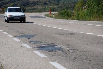 Baches en la calzada de la carretera N-120, en el tramo de la comarca de Valdeorras. (Foto: L.B)