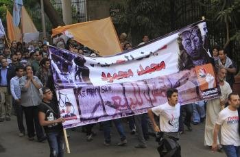 Manifestantes egipcios participan en una protesta organizada por la oposición contra las últimas decisiones del presidente