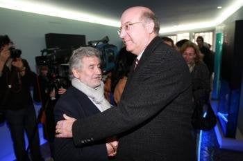 El alcalde de Ourense, Agustín Fernández saluda al líder de la oposición Rosendo Fernández (Foto: EFE)