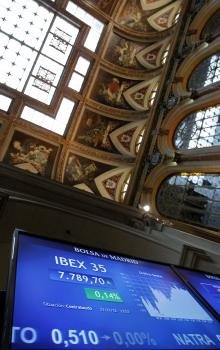 Pantalla de la Bolsa de Madrid con la evolución durante la jornada de hoy del IBEX 35 (Foto: EFE)