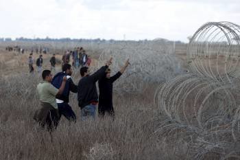 Un grupo de palestinos desafía al Ejército israelí en la frontera de Gaza. (Foto: OLIVER WEIKEN)