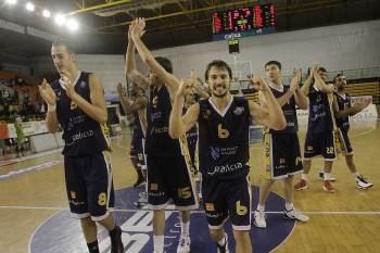 Los jugadores del COB celebran la victoria contra el Huesca. (Foto: MIGUEL ÁNGEL)