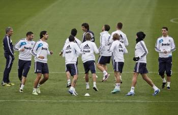 Los futbolistas del Real Madrid, ayer durante el entrenamiento en Valdebebas. (Foto: EMILIO NARANJO)