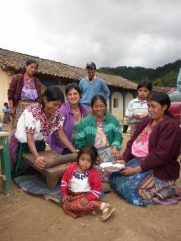 Una cooperante de la ONG Entreculturas, con una familia guatemalteca. (Foto: ARCHIVO)