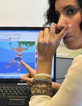 Elvira Salazar muestra una imagen térmica en una pantalla. (Foto: MIGUEL Á. MUÑOZ)