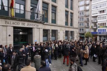 Representantes del colectivo de jueces, fiscales, abogados y procuradores, en la concentración del pasado viernes frente al Pazo de Xustiza. (Foto: XESÚS FARIÑAS)