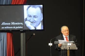 Xesús Alonso Montero durante a súa intervención no acto de homenaxe en Ribadavia. (Foto: MARTIÑO PINAL)