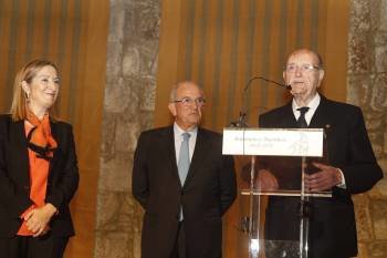 Ana Pastor,  Javier Solano y Fernández Albor, en el homenaje. (Foto: J.V. LANDÍN)