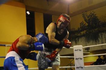El boxeador ourensano Adelmo Souto, durante la pelea con Lisnenko, que ganó a los puntos. (Foto: MARTIÑO PINAL)