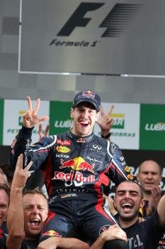 Sebastian Vettel festeja el título conquistado tras un Gran Premio de Brasil en el que estuvo cerca de perderlo ante el ataque de Fernando Alonso. 