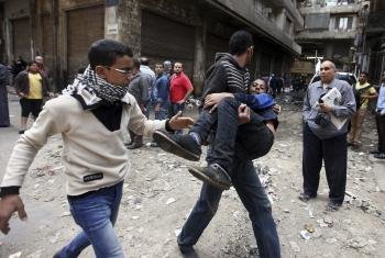 Manifestantes egipcios evacuan a un niño herido