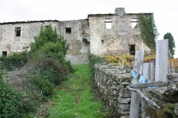 Una de las dependencias del monasterio de Abeleda muestra su estado de abandono. (Foto: JOSÉ PAZ)