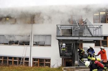 Un grupo de bomberos trata de extinguir un incendio provocado en un taller de discapacitados en la localidad de Titisee-Neustadt, Alemania  (Foto: EFE)