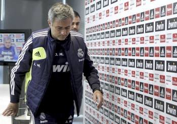  Mourinho, llegando a la rueda de prensa. (Foto: SERGIO BARRENECHEA)
