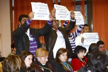 Feriantes de Bouzas protestan durante el pleno de la corporación municipal de Vigo. (Foto: SALVADOR SAS)