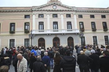 Numerosas personas se concentraron en las inmediaciones del Ayuntamiento de Sabadell 