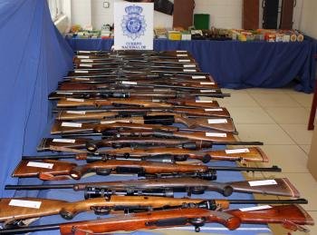 Agentes de la Policía Nacional han intervenido 29 armas largas, cuatro cortas y más de 300 kilos de munición de diferentes calibres en dos domicilios de Guadalajara.