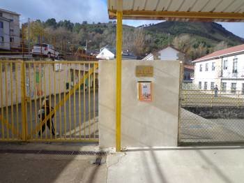 Entrada del colegio de Infantil y Primaria de Rubiá, en Valdeorras. (Foto: J.C.)