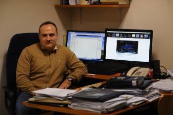 El profesor Ramón Gómez Gesteira, en su despacho.  (Foto: MARTIÑO PINAL)