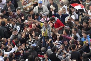 Grupos de manifestantes, durante la protesta contra el 'decretazo' del presidente Mohamed Mursi.  (Foto: ANDRE PAIN)