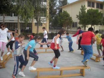 Un grupo de niños, durante una clase de educación física en el patio de un colegio. (Foto: ARCHIVO   )